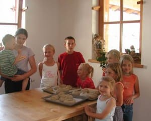 Die Kids sind stolz auf ihr selbstgebackenes Brot