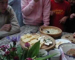 Gemeinsam Brot und verschiedene Käsesorten jausnen