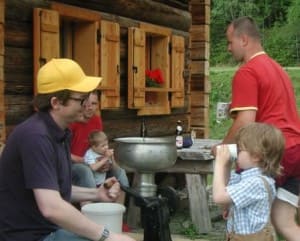 Ralph Caspers im Urlaub beim Kinderbauernhof mit seiner Frau und Kinder
