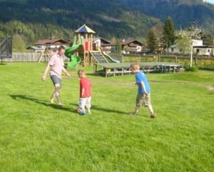 Spielen mit der Familie am Spielplatz beim Moabauer