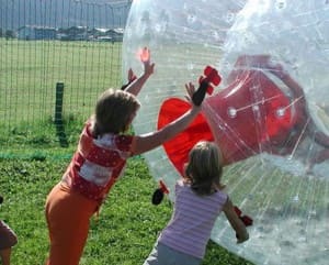 Kinder beim Zorbing