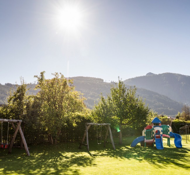 Kinderspielplatz mit Bergblick im Gr&uuml;nen
