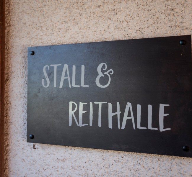 Schild Stall und Reithalle am Kinderbauernhof in Flachau