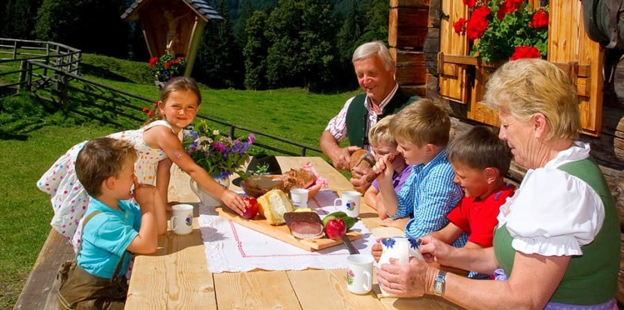 Gemütliches Zusammensitzen vor der Alm