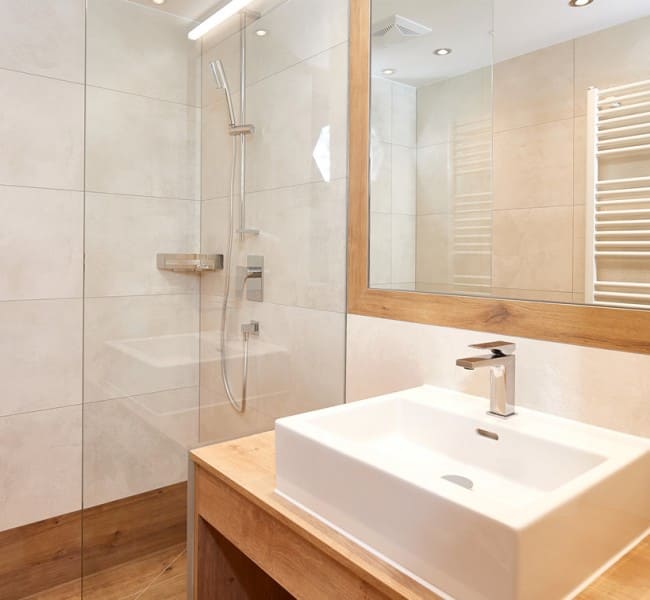 Helles modernes Badezimmer