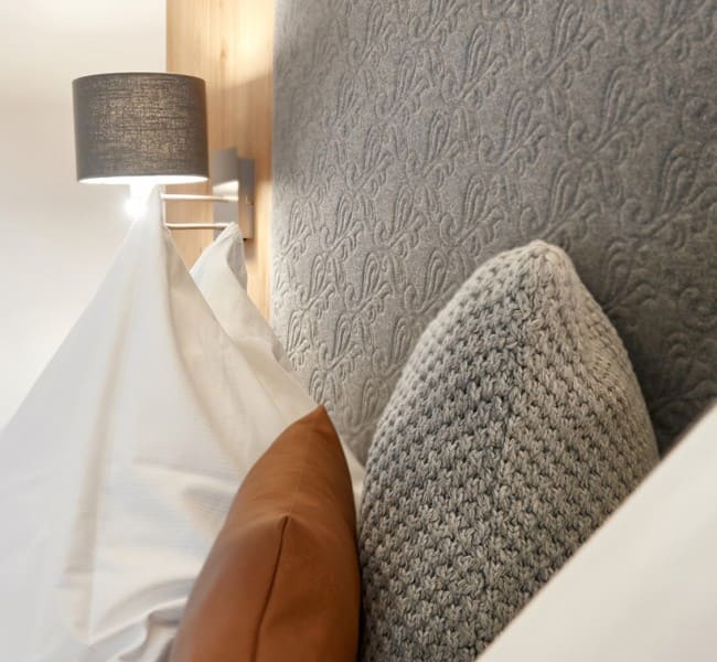 Detailfoto des gemütlichen Bettes am Kinderbauernhof