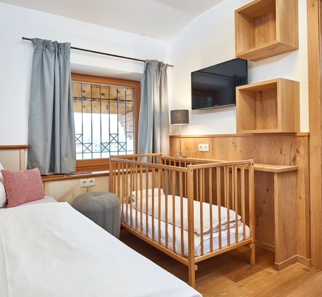 Kinderzimmer mit Gitterbett in den Appartements
