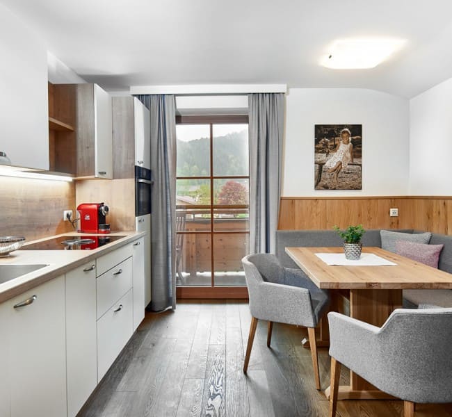 Wohn- und Essküche mit Balkon