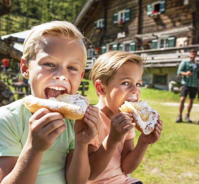 Krapfen essen auf einer urigen Alm in Flachauwinkl © Flachau Tourismus