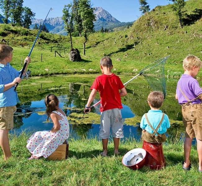 Fischen am Fischteich auf der Dachalm
