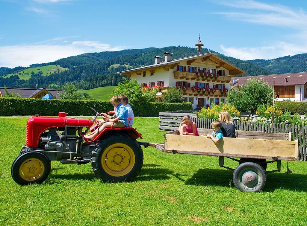 Traktor fahren mit Anhänger